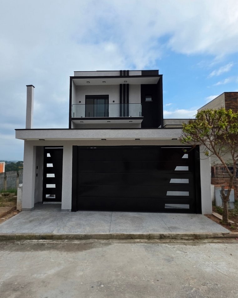 Fachada de casa nova da TGL Construções em Caieiras